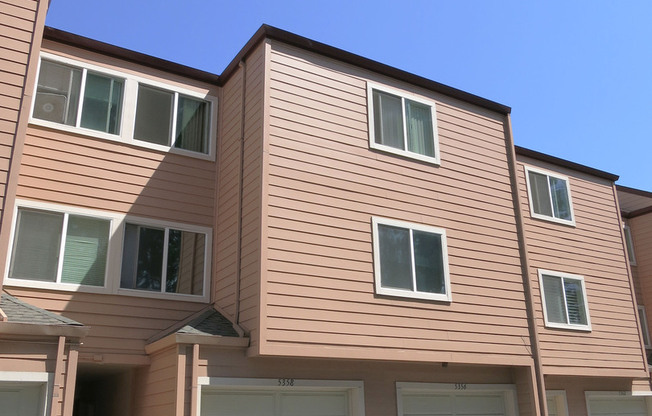 3 bed/2 bath Upstairs condo! Hardwood floor, full kitchen, washer/dryer