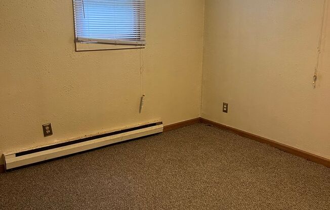 2 beds, 1 bath, $750, Unit 02