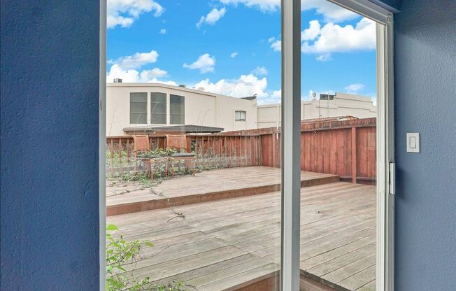 Fabulous 2 bed Plus Den, 1 bath in San Francisco (Downstairs Unit)