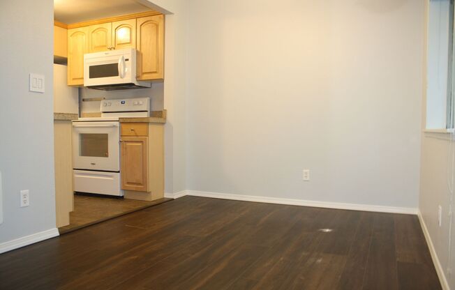 Top Floor 3 bdrm Mill Creek Country Club Condo Rental. Private back deck to nature reserve. Swim Pool. Hardwood.