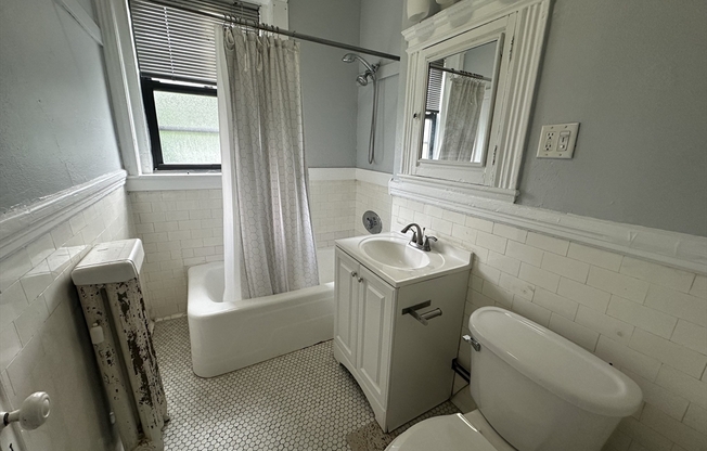 2 beds, 1 bath, 585 sqft, $3,200, Unit 124
