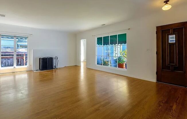MENLO PARK - Charismatic home with two spacious primary suites & private yard
