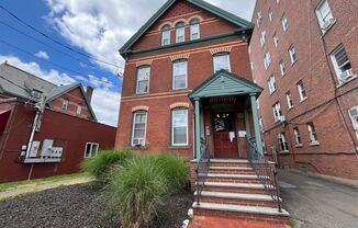 98 Howe St