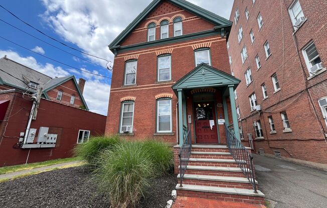 98 Howe St