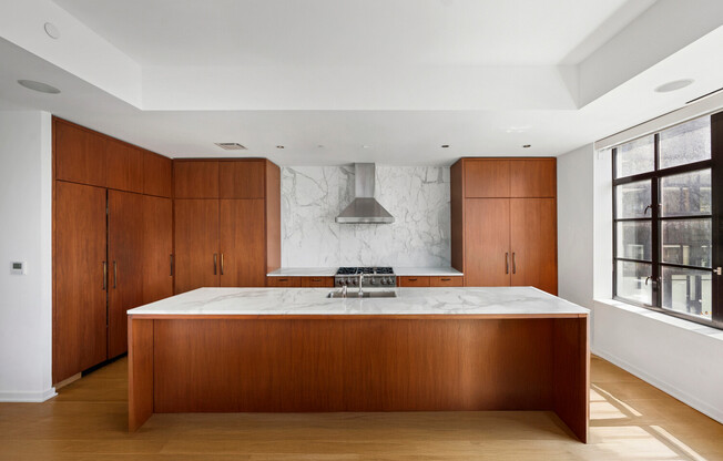 508 W 24 ST