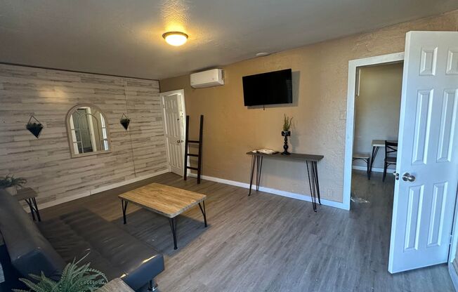 1 bed, 2 baths, $1,100, Unit 3