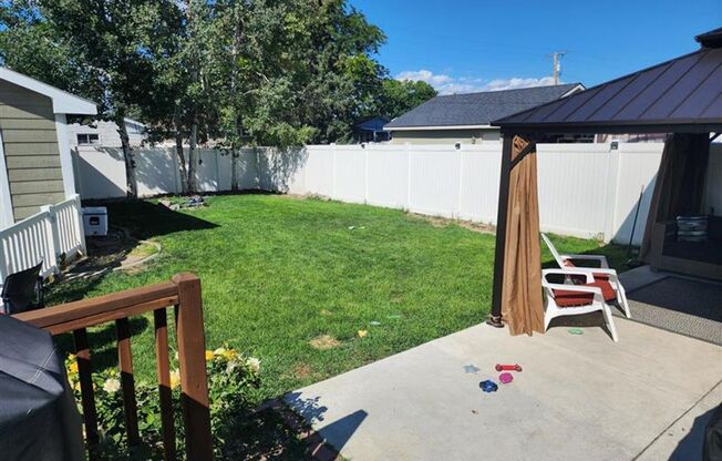 Beautiful 5 bedroom home- Now accepting dogs!