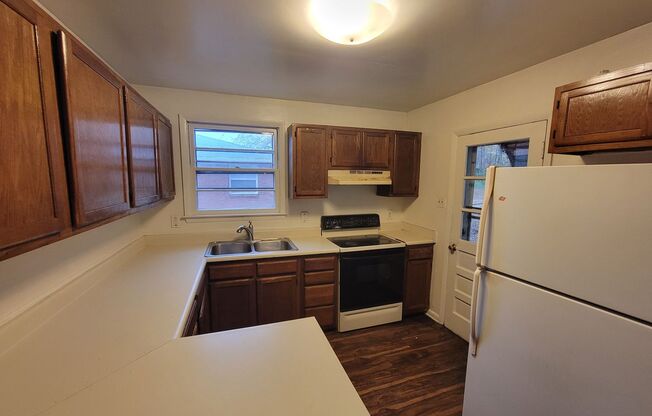 3 beds, 1 bath, $1,100