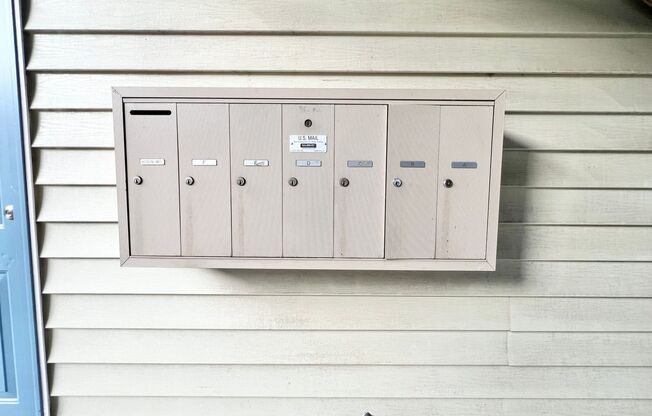 2 beds, 1 bath, $1,515, Unit 451 Frizzell Avenue Unit D R