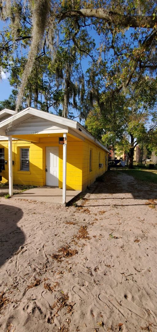 1120-1122 W Austin St