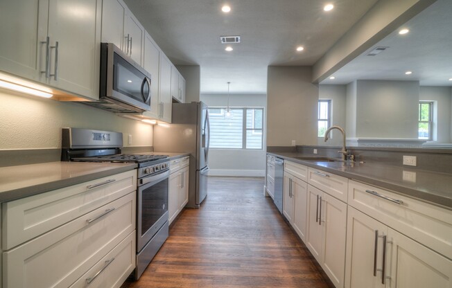 UT PRE-LEASE: 2018 Remodeled 6 bed/4 bath North Campus Home, Luxury Finishes, Walk to UT
