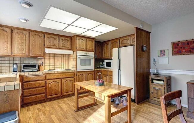 Union City 4 Bed | Master Suite | Perfect Backyard!