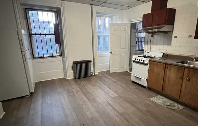 2 beds, 1 bath, $2,300, Unit 2