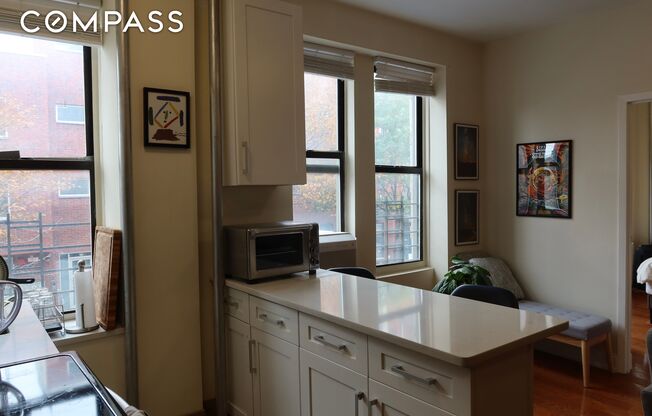 2 beds, 1 bath, $3,200, Unit 4