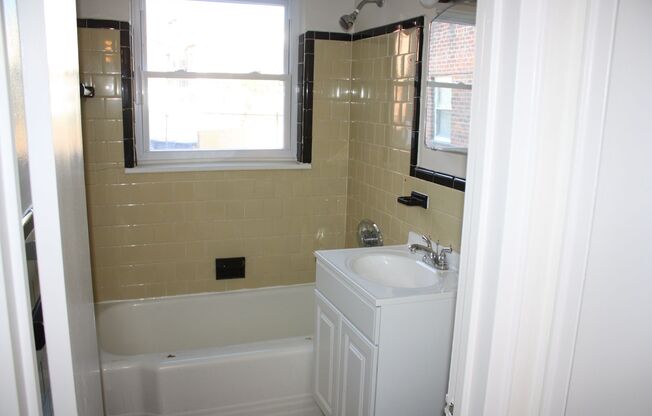 1 bed, 1 bath, 610 sqft, $1,690, Unit 106EM1A