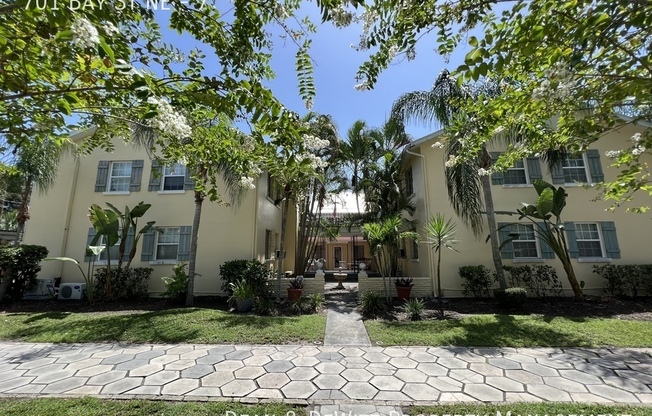 701 BAY ST NE