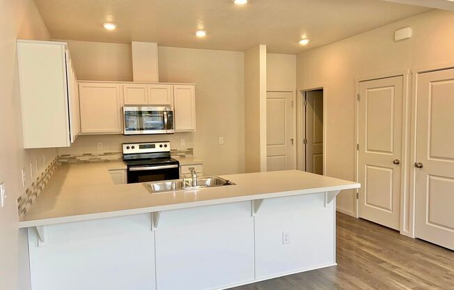 FREE RENT!! NEARLY NEW  HOME IN EZ LIVING COMMUNITY IN HAZEL DELL