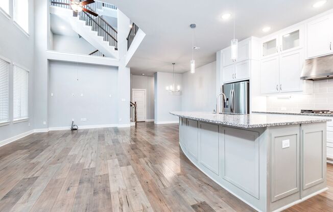 636 COURTYARD LN
