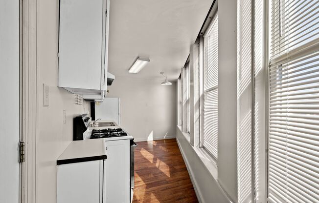 1 bed, 1 bath, 800 sqft, $699, Unit 103 W Lincoln Ave #11