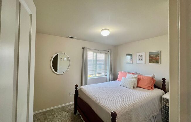 3 beds, 2.5 baths, $2,350, Unit UNIT B