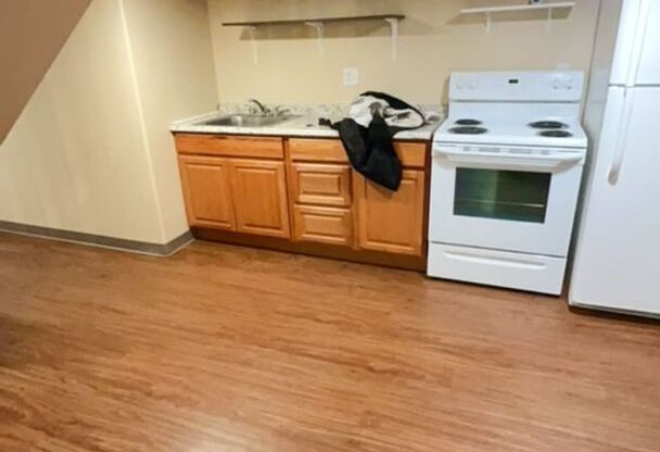 1 bed, 1 bath, 700 sqft, $875, Unit Apt F