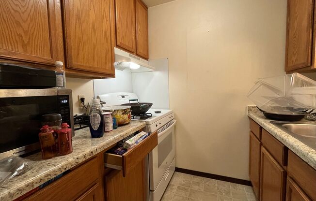 1 bed, 1 bath, $950, Unit 14