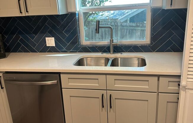 Large 5 Bedroom House in North Campus!