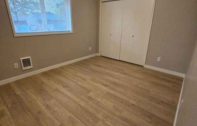 3 beds, 1 bath, 863 sqft, $1,525, Unit 2424-09