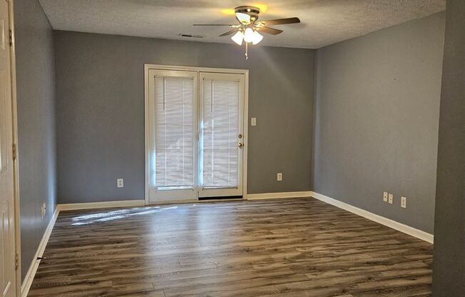 2 beds, 1 bath, 920 sqft, $895