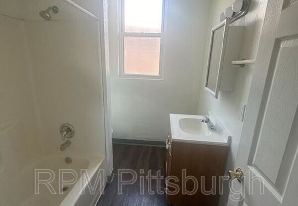 2 beds, 1 bath, $1,300