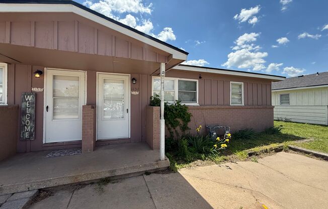 $795 - 2 bedroom / 1 bathroom - Newly remodeled Duplex