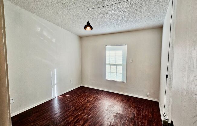 2 beds, 1 bath, $1,100