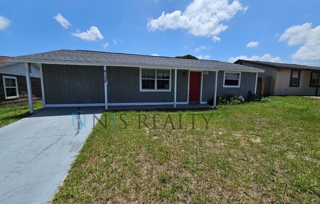 Gorgeous 3/1 1080sf with UPDATED kitchen, STAINLESS appliances, UPDATED bath and NEW FLOORS!!!