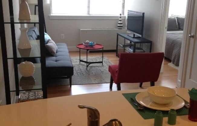 1 bed, 1 bath, $2,350, Unit 0807