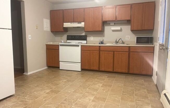 2 beds, 1 bath, $1,175, Unit D-8