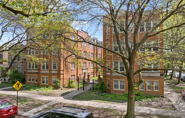 4501-09 N. Greenview