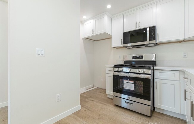 Studio, 1 bath, 400 sqft, $1,700, Unit A