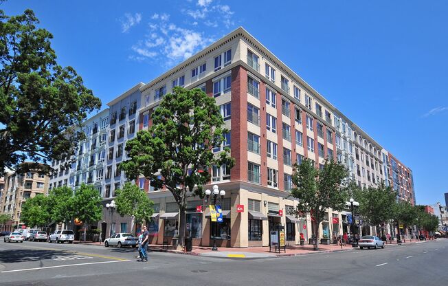 Expansive Gaslamp Quarter 1 bedroom + a bonus office, den, or workout area! Small Pet OK! 1 parking space included!