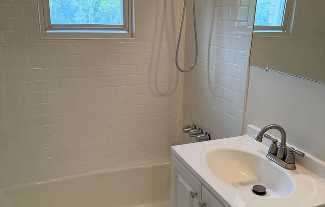 2 beds, 1 bath, 860 sqft, $2,100, Unit 3F