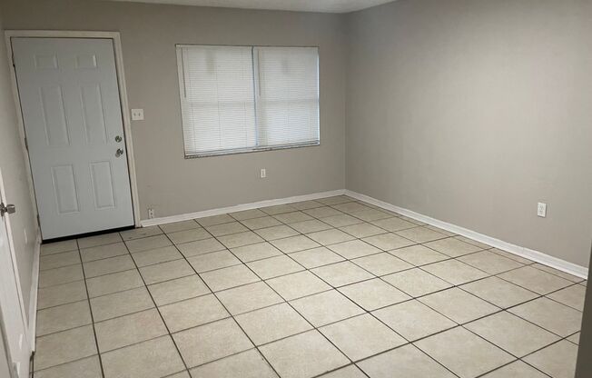 2 beds, 1 bath, 770 sqft, $1,100, Unit Birchwood 1