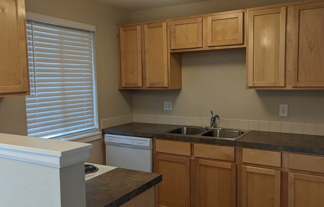 2 beds, 1 bath, 850 sqft, $1,550, Unit B