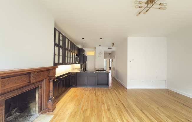 458 W 22 ST