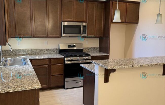 Luxury and Convenience: Fully Equipped 3-Bedroom 2.5 Bathroom 2 car garage Condo in Carson City