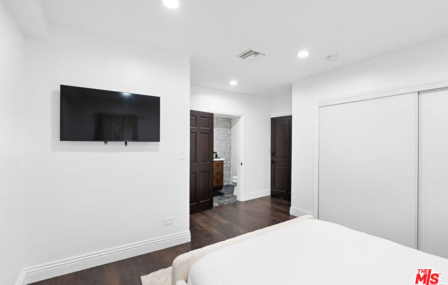 1110 N BEVERLY GLN BLVD