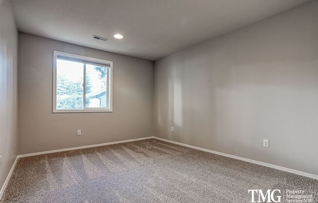 Inviting 4 Bed 2.5 Bath Home Near Parks, Shopping, and Dining. Main Level Primary Suite!