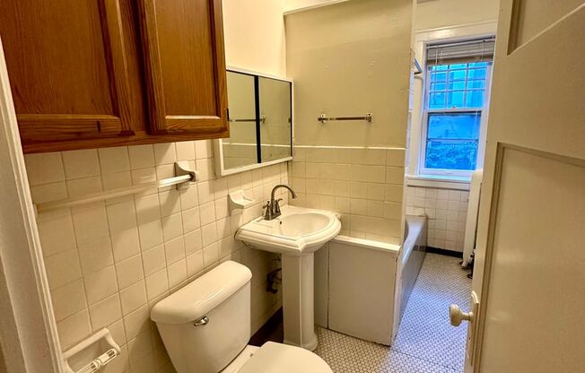 2 beds, 1 bath, 1,000 sqft, $1,325, Unit 302