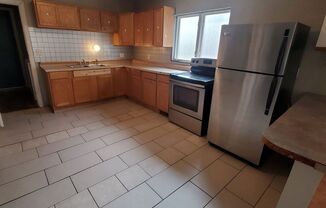 2 beds, 1 bath, 800 sqft, $895, Unit 2164A Upper