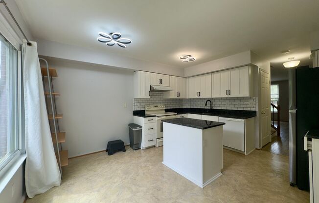 Charming 2 Bedroom/2 Bathroom Apartment in Washington Hill, MD!