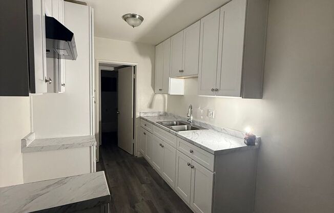 ONSITE MANAGER, ONSITE LAUNDRY, CLOSE TO PACKING DISTRICT