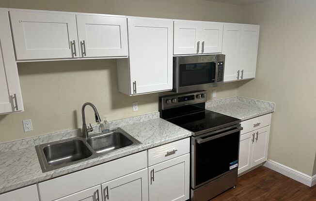 2 beds, 1 bath, $1,300, Unit A